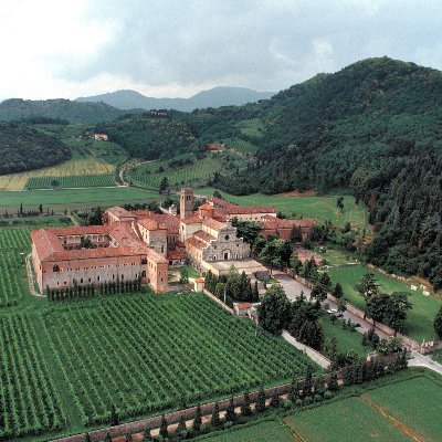 L’Abbazia di Praglia (fondata tra XI e XII secolo) sorge ai piedi dei colli Euganei, a circa 12 chilometri da Padova.