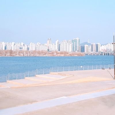 liapeachyy's profile picture. tired.