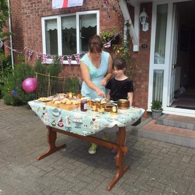 animal loving, cake baker, have a go DIY'er, busy mum to Elliot 9 & Annabelle 6