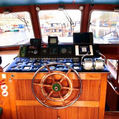 Grosse Tête RTL,Armatrice sur la Seine. ☺️ Rendez vous à bord de Frou-Frou, mon yacht de collection, pour des croisières historiques ou des événements privés.