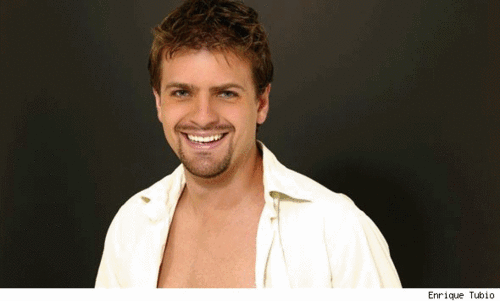 Pablo Azar representa a  Un villano que dejo todo por amor en la Telenovela Aurora de Telemundo.. Si eres parte de está hermosa historia. Sígueme en twitter.