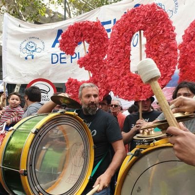 Unido, organizado y solidario posta. Compartamos lo que tenemos y  no demos lo que nos sobra..
Hincha de River Plate a morir