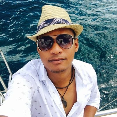 Mi bio en 160 caracteres? Bueno, no es difícil tomando en cuenta que tengo experiencia mandando SMS desde los 17 años. Aquí vamos: Nací una mañ