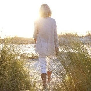 slm032764's profile picture. Not a suburban housewife.