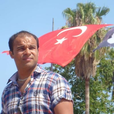 Hak şerleri hayreyler
Zannetme ki gayreyler
Ârif ânı seyreyler
Mevlâ görelim n’eyler
N’eylerse güzel eyler.