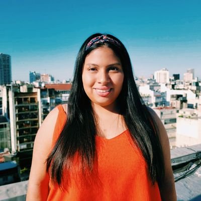👩🏽💻
Una voz en off con expresión ~
Vi a Messi campeón del mundo 🇦🇷 ~