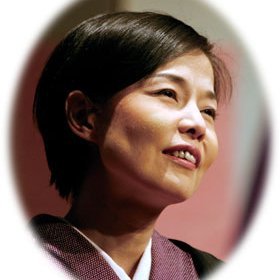 主宰、女優・谷英美(えみ)1999年～金子みすゞを描いた一人芝居『空のかあさま』を続ける。2007年、応援団発足。2010年、みすゞの生れ故郷、山口県長門市仙崎にある墓所・遍照寺と、命を閉じた下関で上演、「長門ふるさと大使」拝命。沖縄戦の朗読も続け、2017年6月23日、沖縄慰霊の日の朝日新聞天声人語に掲載される。