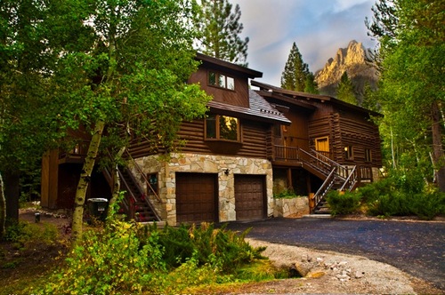 The stunning Yosemite Gateway Chalet is only 45 minutes to Tuolumne Meadows and within a mile of fine dining, a world-class spa & downhill skiing. 844-SKI-JUNE.