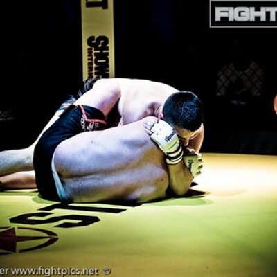 Mark Scanlon head kick OMMAC