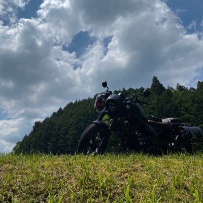 バイクでお出かけして野花やその辺で見かけた花を撮ったりもします╰(*´︶`*)╯ゲームは勇者の飯とアークナイツやってます！