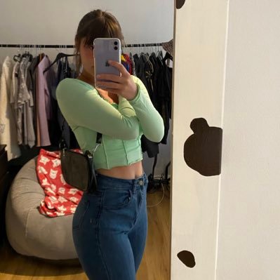 charh1999's profile picture. she/her