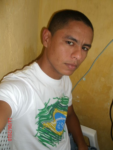 Adoro farrar, me diverti e curti a vida!!!
faço disso meu dilema trabalho pra viver nao vivo pra trabalhar.......