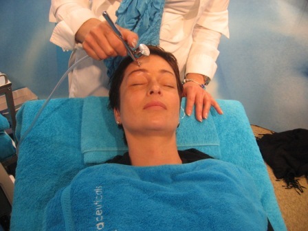 D'Jennez beautysalon voor gezichtbehandelingen, O2 intraceuticals en handverzorging. Locatie hartje centrum Alphen aan den Rijn. Voor afspraak bel 0172-415317.