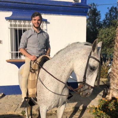 Graduado en Derecho y Registrador de la Propiedad, Mercantil y de Bienes Muebles.