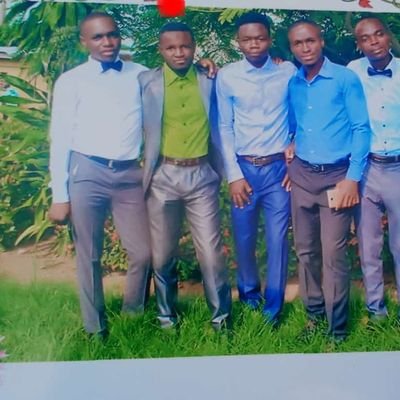 jeune influencer qui impact la jeunesse!!! titulaire d'une maîtrise en climatologie , agro-climatologie et geomatique et licencié de gestions des RH