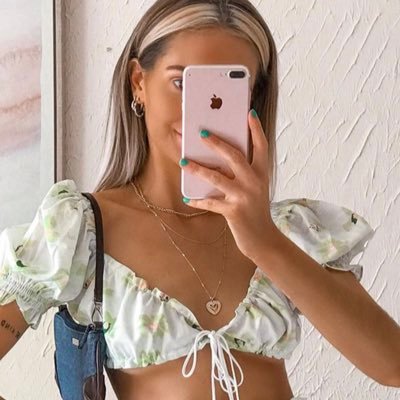 amyserra56's profile picture. Always be happy 🍑