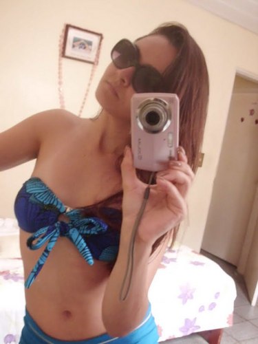 Aquela perfeitinha que te domina e te faz delirar
Nάσ lίgσ quє мє σlhєм dσs ρέs ά cαвєçα, ρq nuncα fαrάσ α мίnhα cαвєçα є nєм chєgαrάσ ασs мєus ρέs....