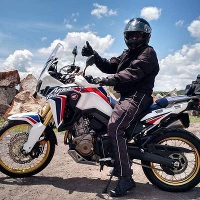 Abogado motociclista que analiza y evalua las redes sociales de forma positiva o negativa, basado en la libre expresión de la percepción y el conocimiento