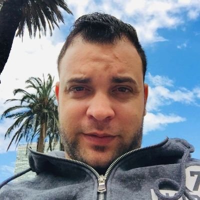 El sonreir todos los dias me hace encontrar la parte pintoresca de la vida aquellos que no sonrien son encarcelados en sus propios enojos
Reynier Díaz García