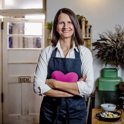 Kochen mit Liebe, meine 3 Kinder, Freunde und Familie, Bewegung in der Natur, gutes Essen, Yoga, Musik und Kunst & Kultur sind meine Energiequellen!