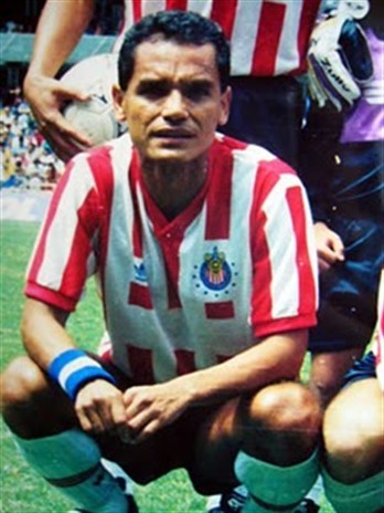 Jugador de chivas en la decada de los 80´s. Actualmente comentarista de radio en radiorama deportiva 1370 de am de 7 a 8 de la noche.