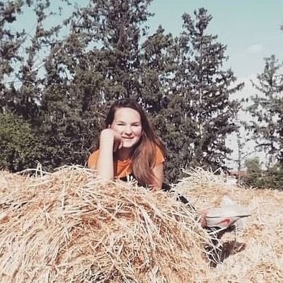 Hiya! I'm Becca, a Hufflepuff, Bookworm, Christian, Animal-lover, Bookstagrammer, Booktuber & Blogger!