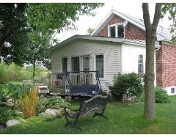 Cosy cottage on Ontario's Wine Route. Jen tweets about neighbour wineries incl.Tawse, Vineland, Megalomaniac, GreenLane, Niagara Escarpment tourism, wine & food