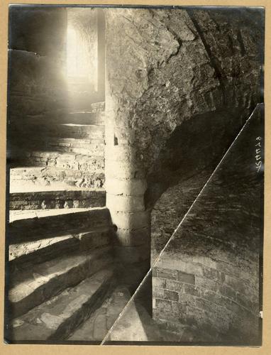 Looking at the largest Norman keep in Europe through documentary evidence and personal observations based on extensive research.