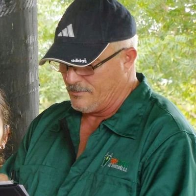Médico Veterinario, locutor, amante de la música.