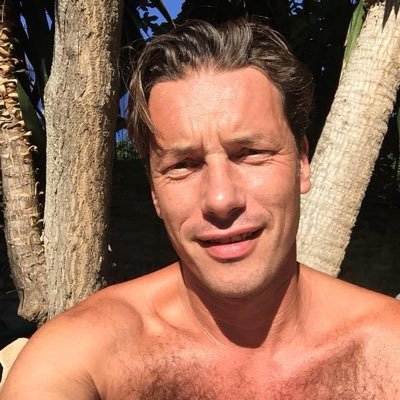 APoulenard's profile picture. Fashion Designer / Styliste / Responsable Collections / Direction Artistique / prêt-à-porter féminin / styliste souliers homme femme enfant