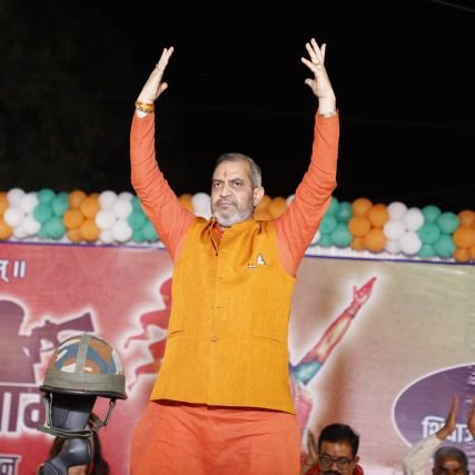 राष्ट्र सम्मान और सैनिक स्वाभिमान की कविताओं के लिए कवि सम्मेलन मंच पर चेतना का ओजस्वी ध्वज-वाहक।
शहीदों का गुणगान करना ही जिसका एक मात्र व्यसन है। जय हिंद।
