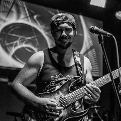 🎸 Guitarrista / @inforOnins / @quarantinemetal
💻 Informático
🤔 Does it Djent?