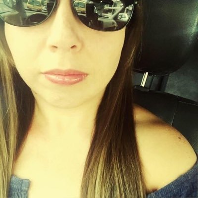 carbelbm's profile picture. “Si no puedes ser insustituible, hazte inolvidable”.