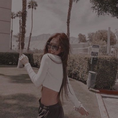 8wibe's profile picture. مُذهِله وكأني مُقتَبِسه مِن ضوء القمَر.