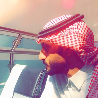 نَبْكي على الدّنْيا وَمَا مِنْ مَعْشَرٍ *جَمَعَتْهُمُ الدّنْيا فَلَمْ يَتَفَرّقُوا