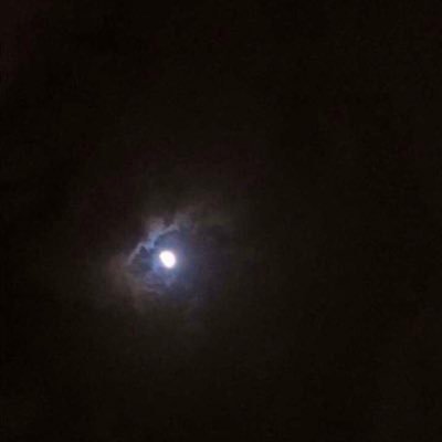 اأرسل بيوتٍ تلاامس شعور الناس تكلم عن أحساس المشاعر و شاعرها بيوت يترجمها لسان و فكر و احساس و لا من قرتها الناس هاضت مشاعرها