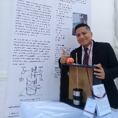 Me gusta pensar y me fascina lo abstracto , no creo en Dios, el mundo es hermoso y el presente un obsequio.