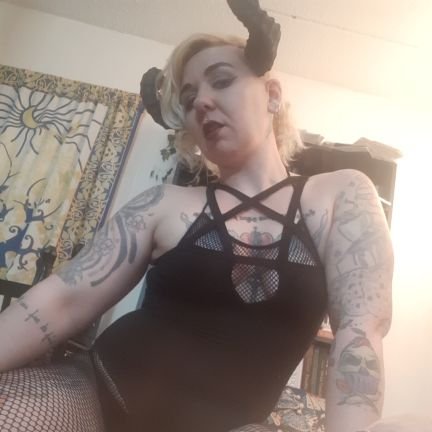 Battle Axe of Burlesque, 8yr. Rope Artist. Dominant Tattooed Witch Goddess. 🗡😈
Pansexual. 18+, non nude, age verified. 
GCs, PayPal, links below to tribute. ♈