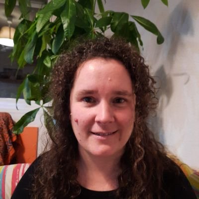 Médica de familia y comunitaria.
Trabajo en atención primaria pediátrica.
Presidenta de AMAPED.