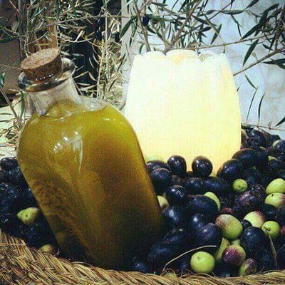 Somos una empresa familiar dedicada a la elaboración de Aceite de Oliva Virgen Extra.
Descubre nuestro Secreto Del Aceite.Todo esto ha sido gracias a tí PAPÁ.