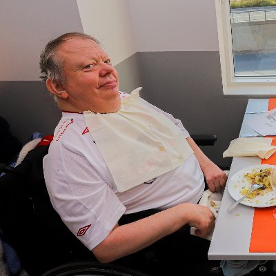 Jeg er en mann på 57 år, som bor alene i en Omosorgsleilighet i Faunsvei 3 på Selbak. Etter at jeg ble født gikk det 3 år før legene oppdaget min Cp.