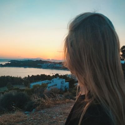 Feminista. Lectora y viajera. Salvando el mundo, quizá; o corriendo tras el viento.
EN | 日本語