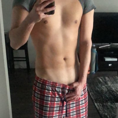 NY here always horny NSFW 18+ ... tell me what to post and retweet me let’s get me more followers! Cahs App: DamonRileyNYC