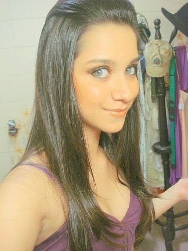 é necessario abrir os olhos e perceber que as coisas boas estão dentro de nós ,
onde os sentimentos não precisam de motivos nem os  desejos de razão.