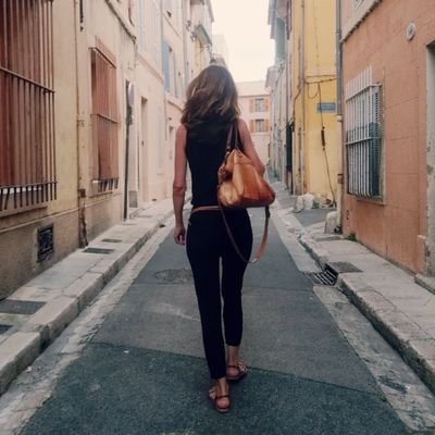 Ne me suivez pas je vais vous ralentir.
Bannière by @ElyssFr.
Partage ses chips au vinaigre avec @marcu_ghjuvan 💥