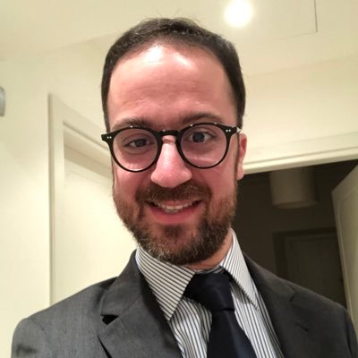 Autore della app VitaminaV, Blogger, Community manager, formatore. Lavoro nell'immobiliare. Scrivo in alcuni siti. Ho scritto 4 libri.