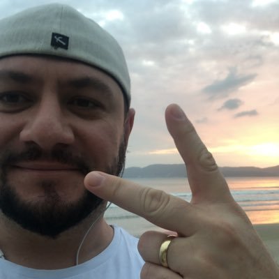 Filho
Irmão
Esposo
Pai
Médico psiquiatra
Decidido e
Sonhador