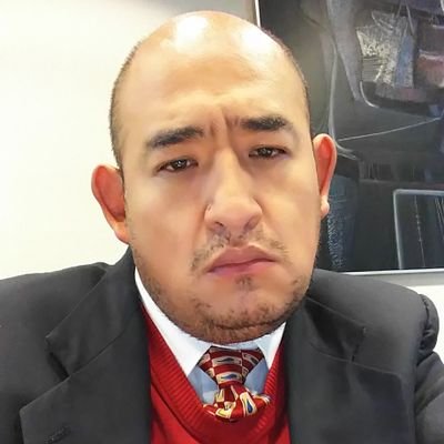 Abogado especialista en derecho administrativo y tributario.