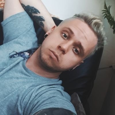 Adepte des tattoos, de la culture japonaise, de sport et de jeux vidéos. Je travail en pharmacie aussi.