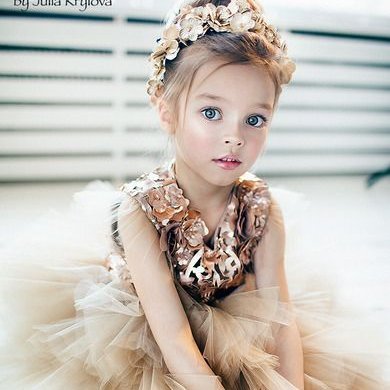 Sporty Twin, Daughter of Nina and Fabian , Daddy's girl.
#CherishTheRouge #ParodyAccount